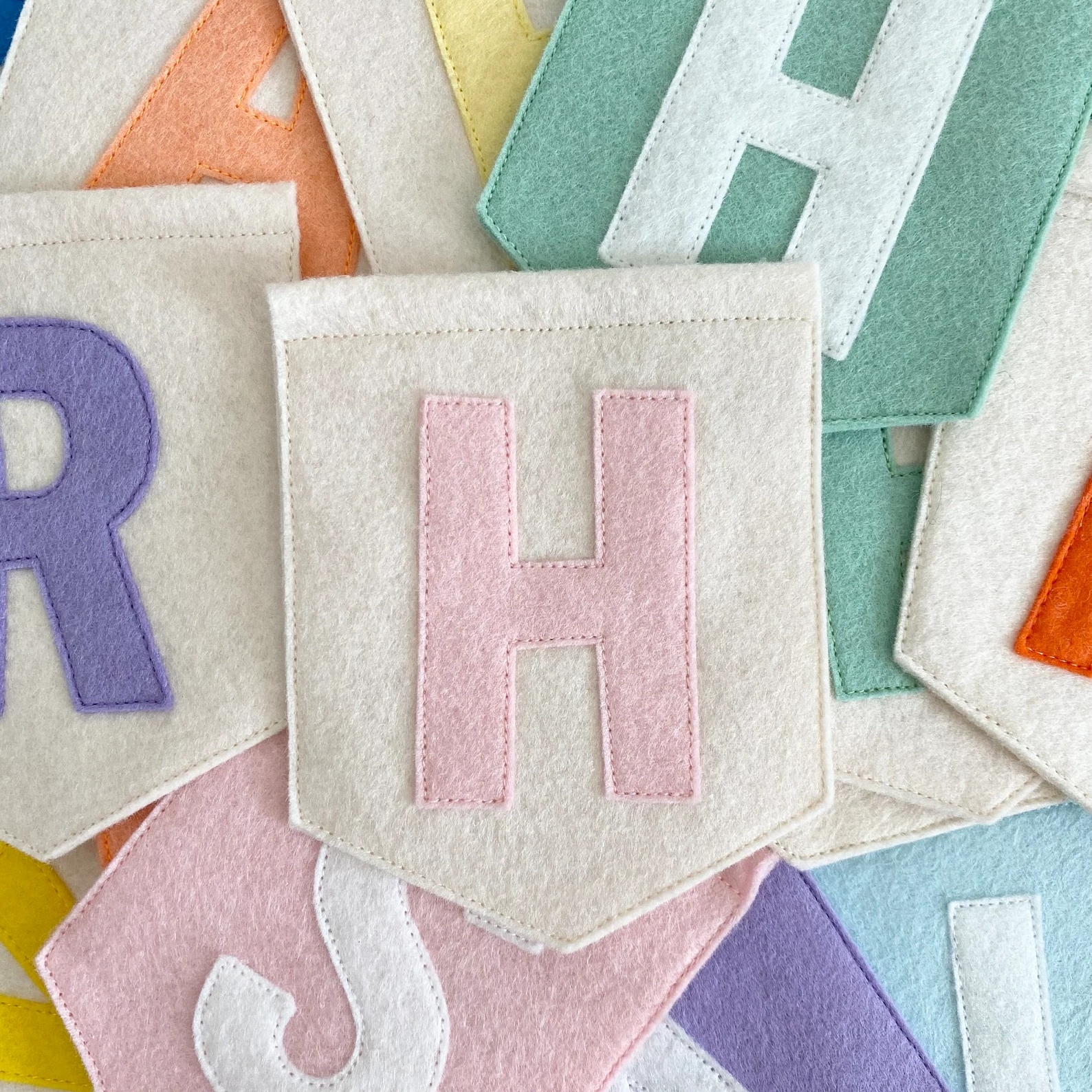 Personalized Felt Letter Banne - đánh giá và giá Baby Nursery Bunting